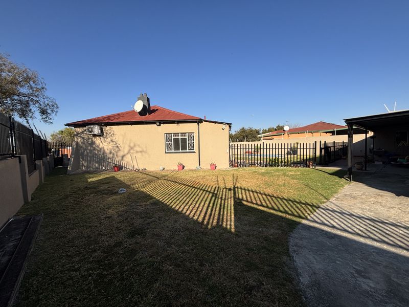 Move In Ready Family Home with Spacious Flatlet, Pool and Excellent Security - Photo 3