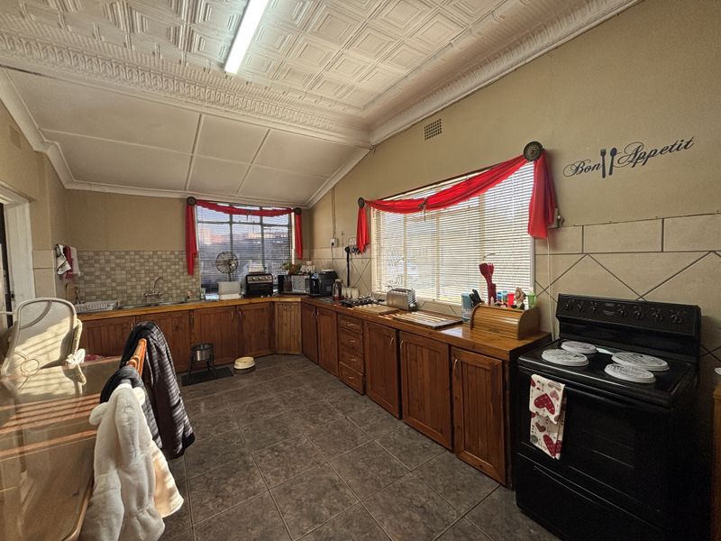 Move In Ready Family Home with Spacious Flatlet, Pool and Excellent Security - Photo 6