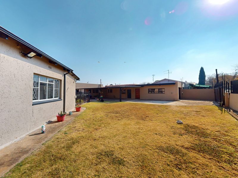 Move In Ready Family Home with Spacious Flatlet, Pool and Excellent Security - Photo 1