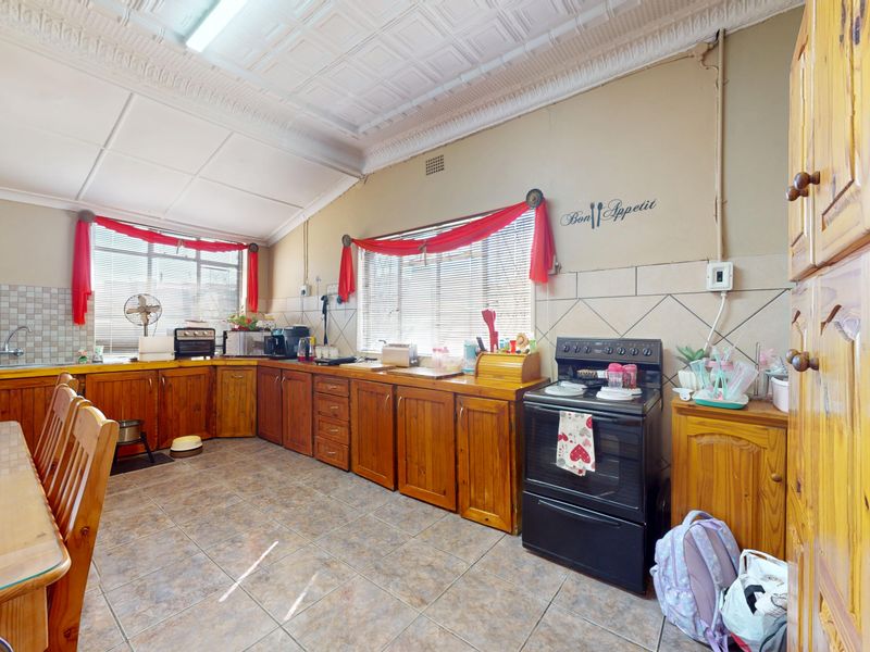Move In Ready Family Home with Spacious Flatlet, Pool and Excellent Security - Photo 5