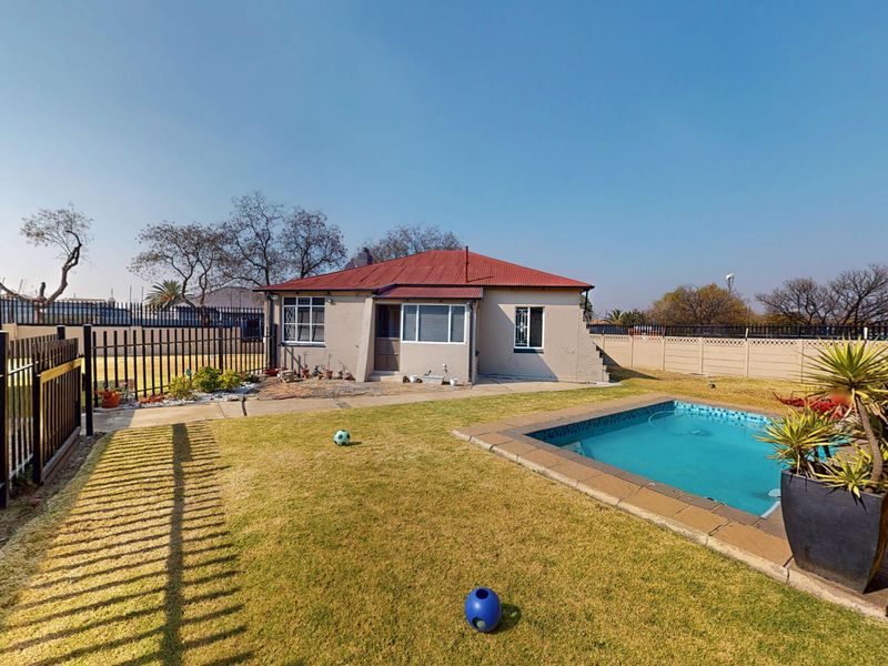 Move In Ready Family Home with Spacious Flatlet, Pool and Excellent Security - Photo 4
