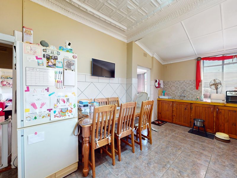Move In Ready Family Home with Spacious Flatlet, Pool and Excellent Security - Photo 7