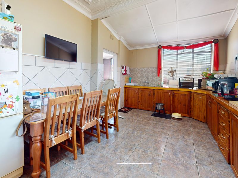 Move In Ready Family Home with Spacious Flatlet, Pool and Excellent Security - Photo 6
