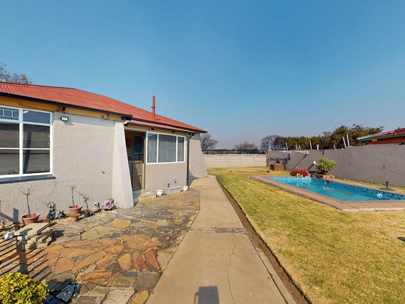 Move In Ready Family Home with Spacious Flatlet, Pool and Excellent Security - Photo 3