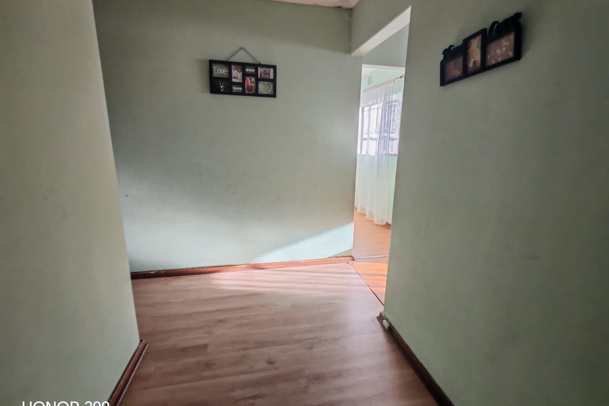 4 Bedroom House for Sale in Sasolburg Ext 23 - Photo 5
