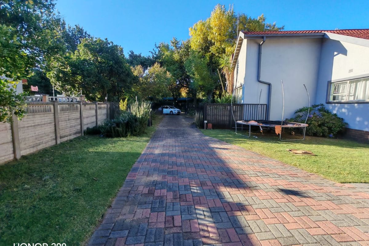 4 Bedroom House for Sale in Sasolburg Ext 23 - Photo 2