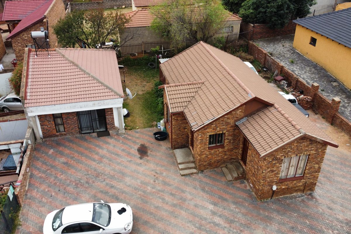 Versatile Family Living with the Bonus of a Separate Flat!!! - Photo 4
