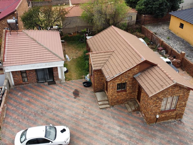 Versatile Family Living with the Bonus of a Separate Flat!!! - Photo 4