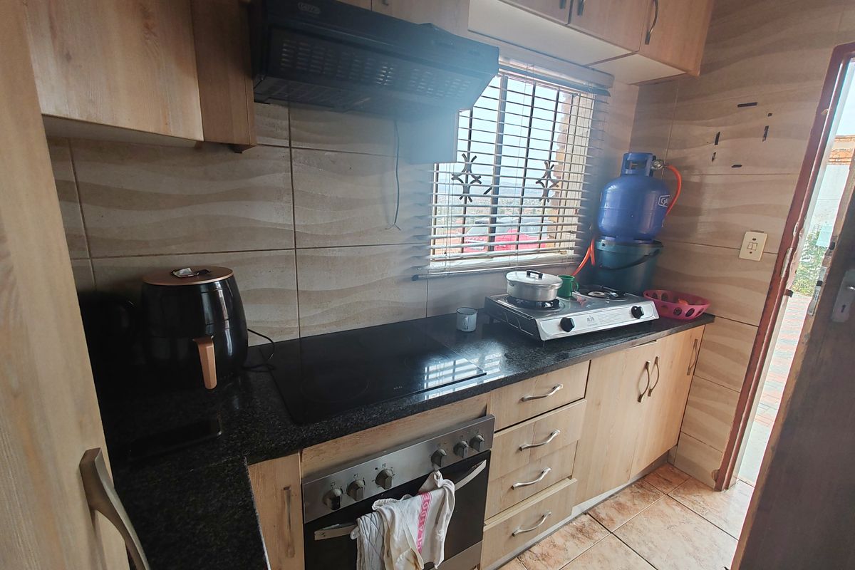 Versatile Family Living with the Bonus of a Separate Flat!!! - Photo 5