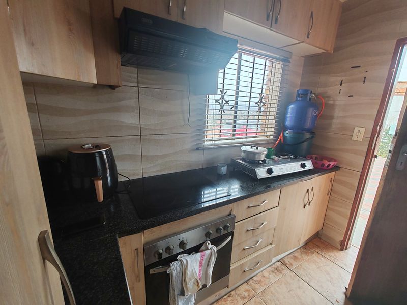 Versatile Family Living with the Bonus of a Separate Flat!!! - Photo 5