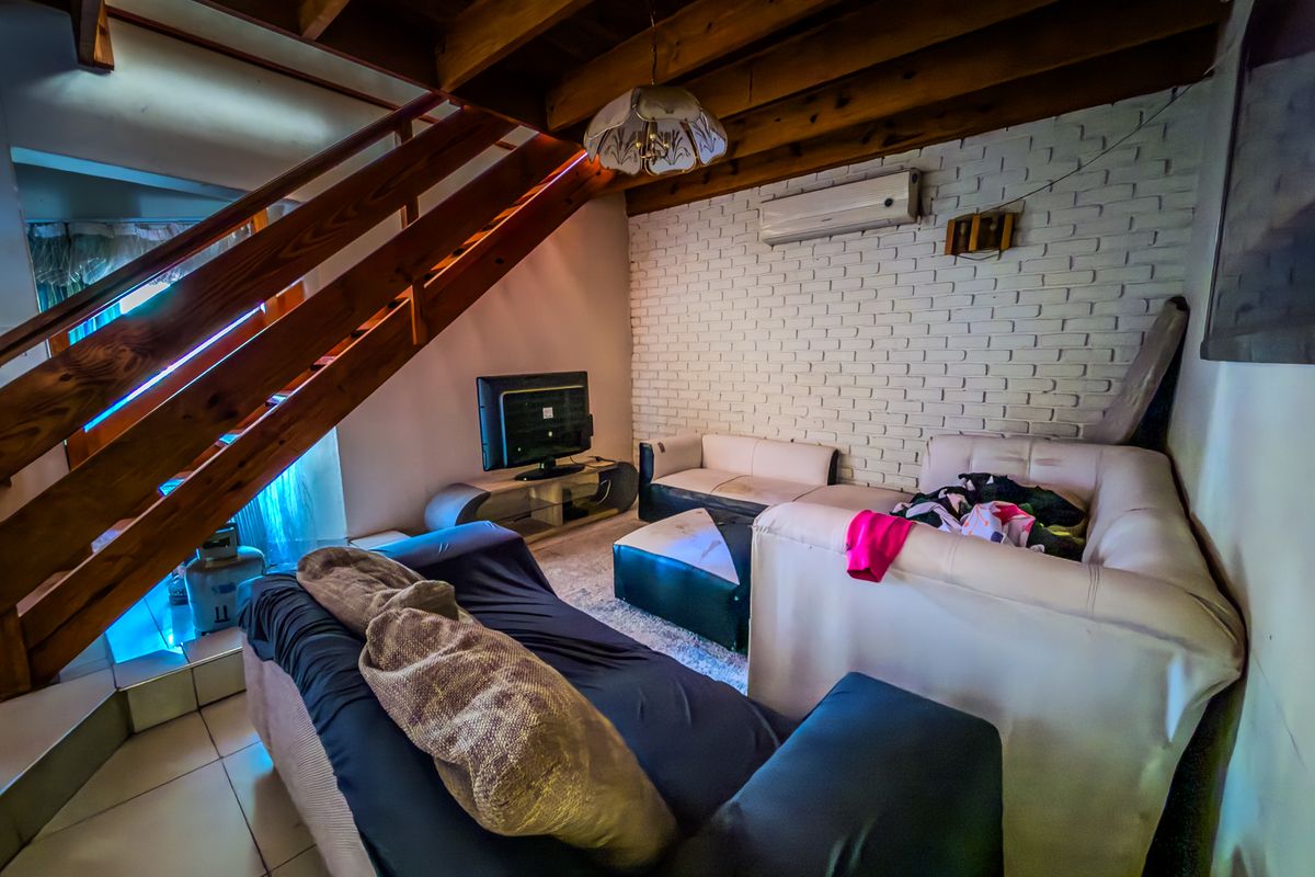 Spacious Family Home With Great Renovation Potential - Photo 2