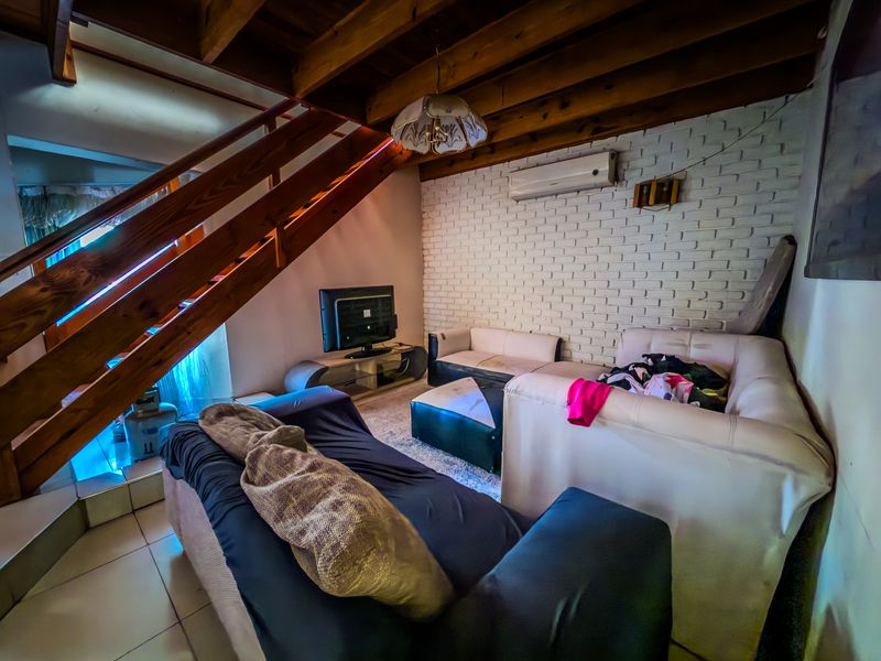 Spacious Family Home With Great Renovation Potential - Photo 2