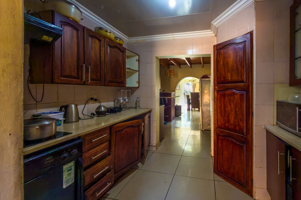Spacious Family Home With Great Renovation Potential - Photo 5