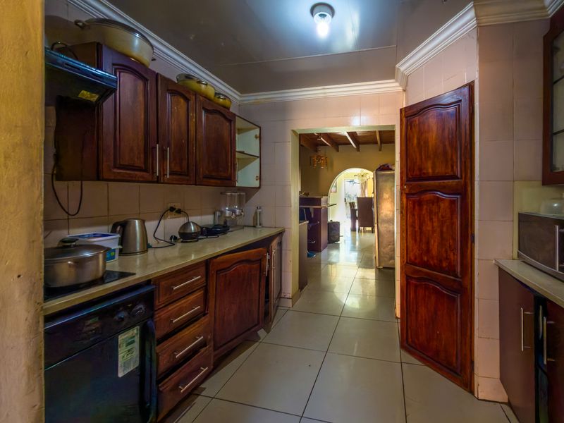 Spacious Family Home With Great Renovation Potential - Photo 5