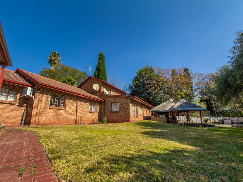 Spacious Family Home With Great Renovation Potential - Photo 1
