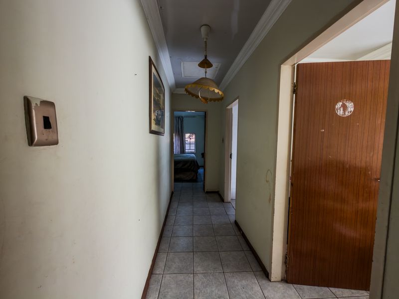 Spacious Family Home With Great Renovation Potential - Photo 10