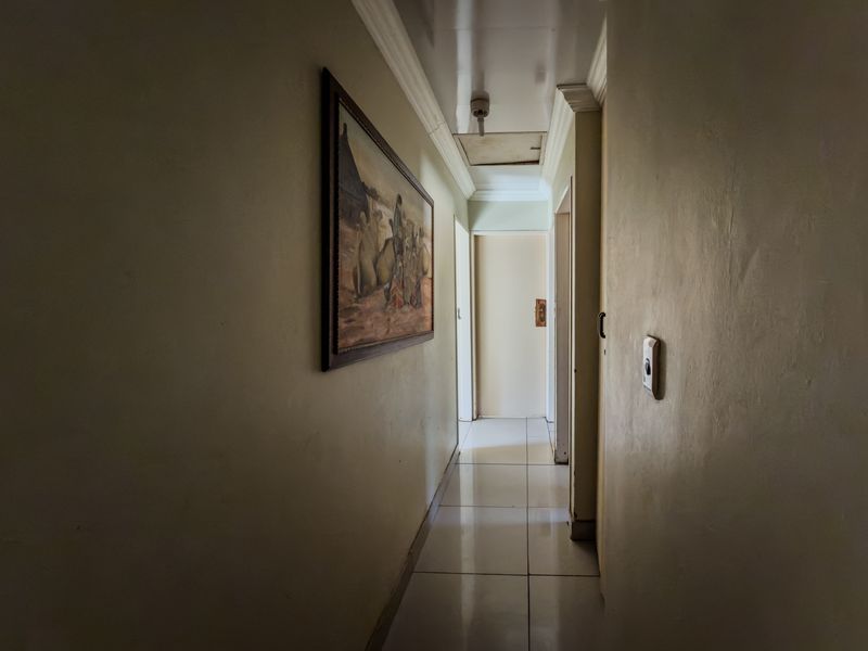 Spacious Family Home With Great Renovation Potential - Photo 8