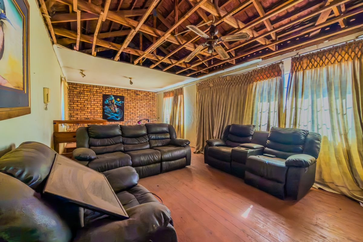 Spacious Family Home With Great Renovation Potential - Photo 3