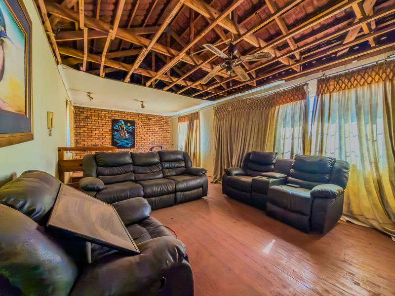 Spacious Family Home With Great Renovation Potential - Photo 3