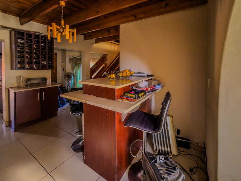 Spacious Family Home With Great Renovation Potential - Photo 7