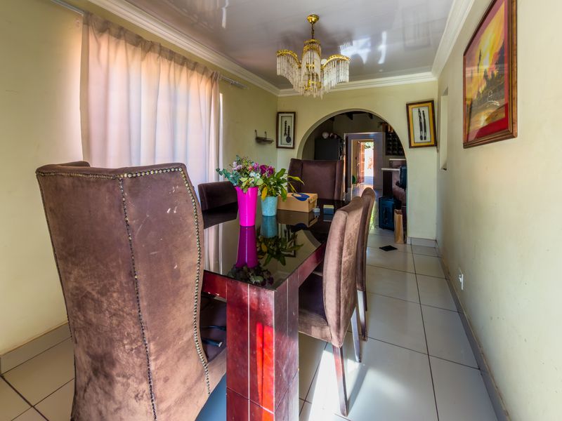 Spacious Family Home With Great Renovation Potential - Photo 6