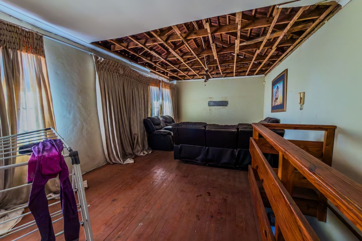 Spacious Family Home With Great Renovation Potential - Photo 4