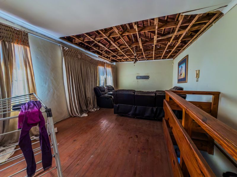 Spacious Family Home With Great Renovation Potential - Photo 4