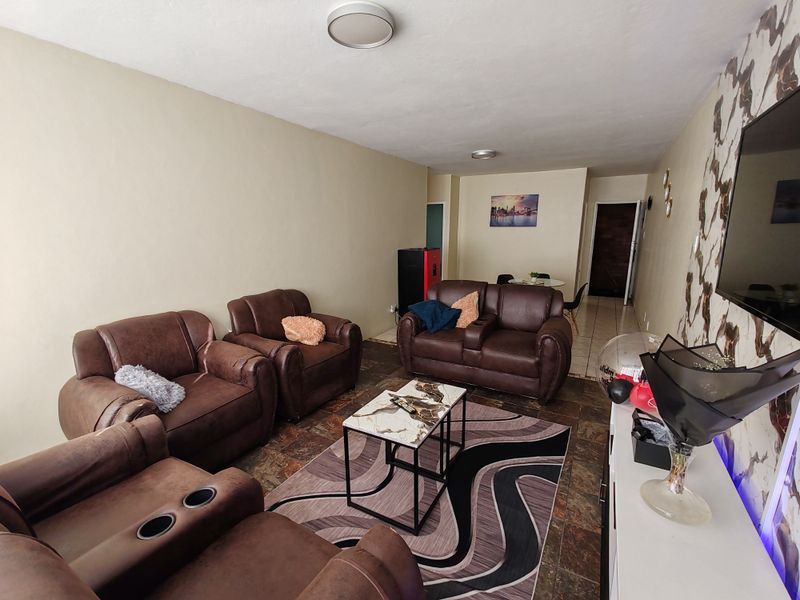 Neat 2-Bedroom Apartment with Open-Plan Living - Photo 4