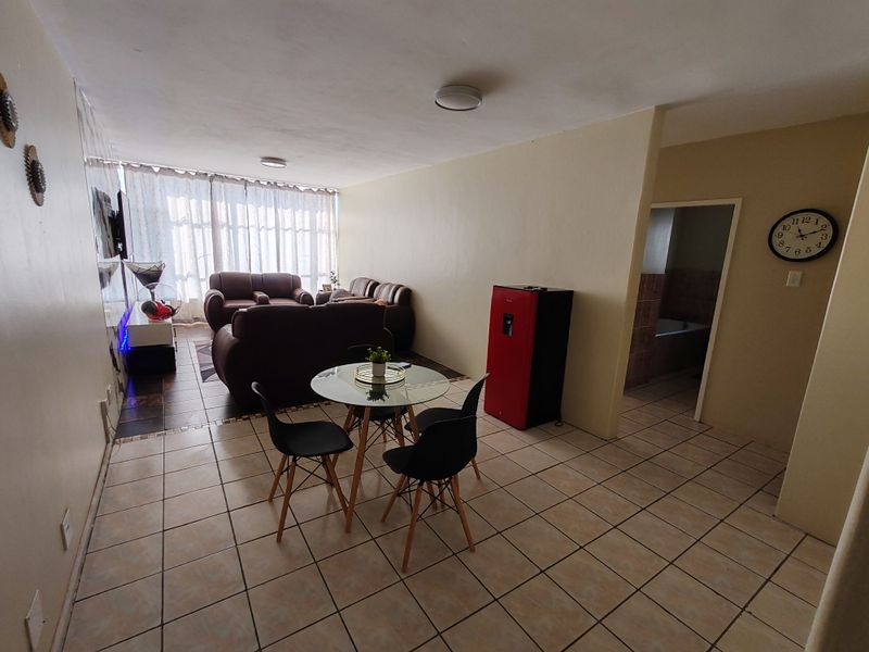 Neat 2-Bedroom Apartment with Open-Plan Living - Photo 6