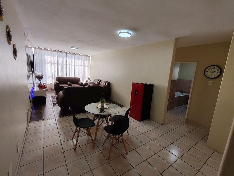Neat 2-Bedroom Apartment with Open-Plan Living - Photo 5