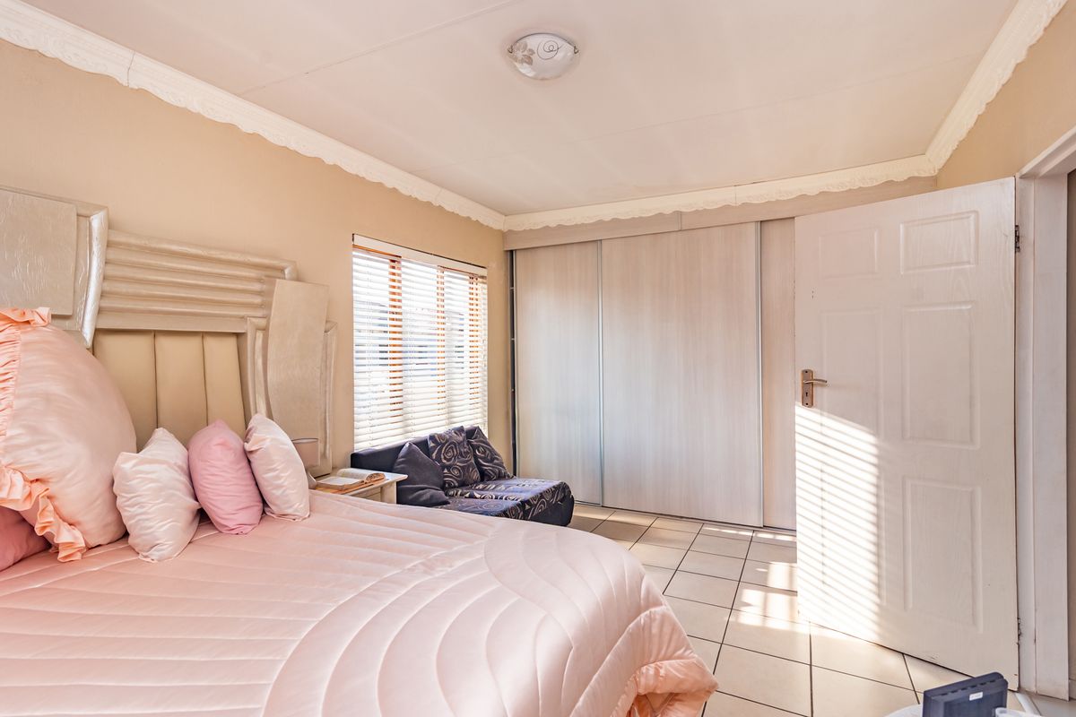 Stunning Modern Home in Heritage Manor, Krugersdorp - Photo 4