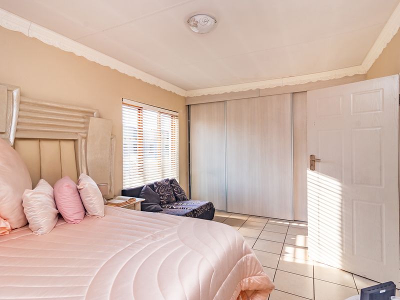 Stunning Modern Home in Heritage Manor, Krugersdorp - Photo 4