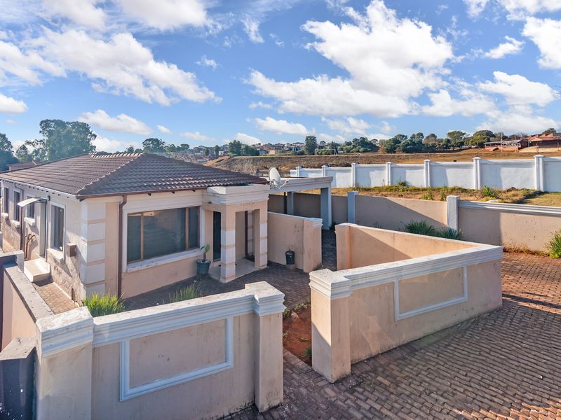Stunning Modern Home in Heritage Manor, Krugersdorp - Photo 1