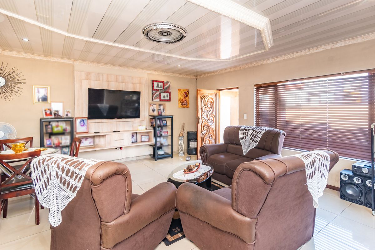 Stunning Modern Home in Heritage Manor, Krugersdorp - Photo 3