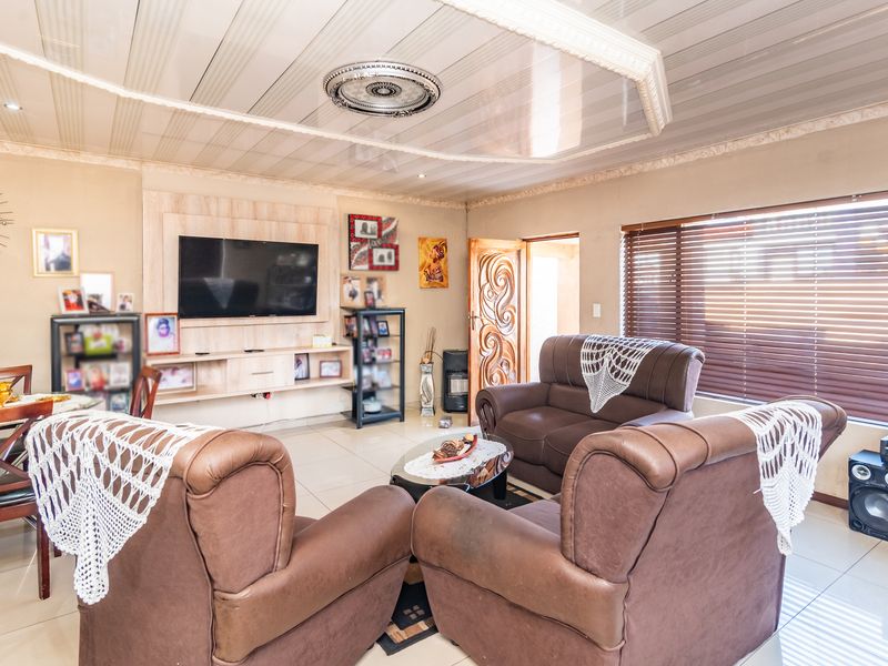 Stunning Modern Home in Heritage Manor, Krugersdorp - Photo 3