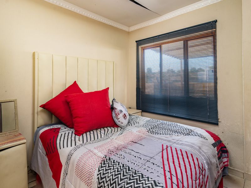Stunning Modern Home in Heritage Manor, Krugersdorp - Photo 5