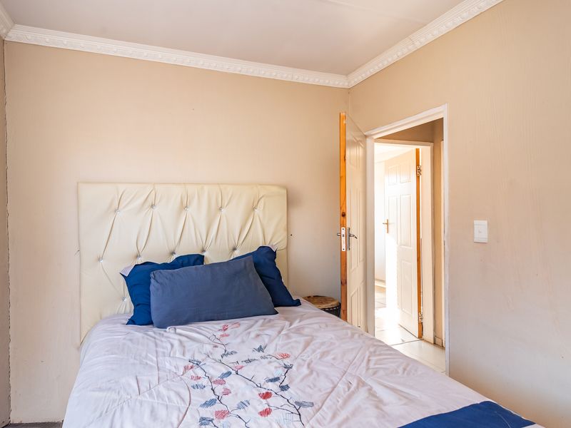 Stunning Modern Home in Heritage Manor, Krugersdorp - Photo 6