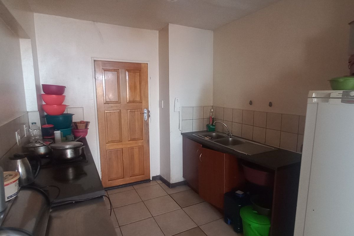 Two-bedroom flat for sale in Sunnyside - Photo 2