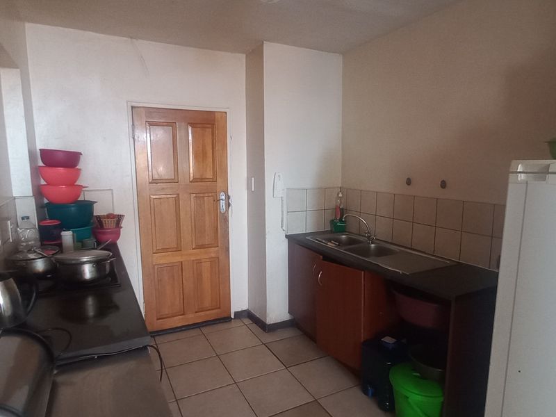 Two-bedroom flat for sale in Sunnyside - Photo 2