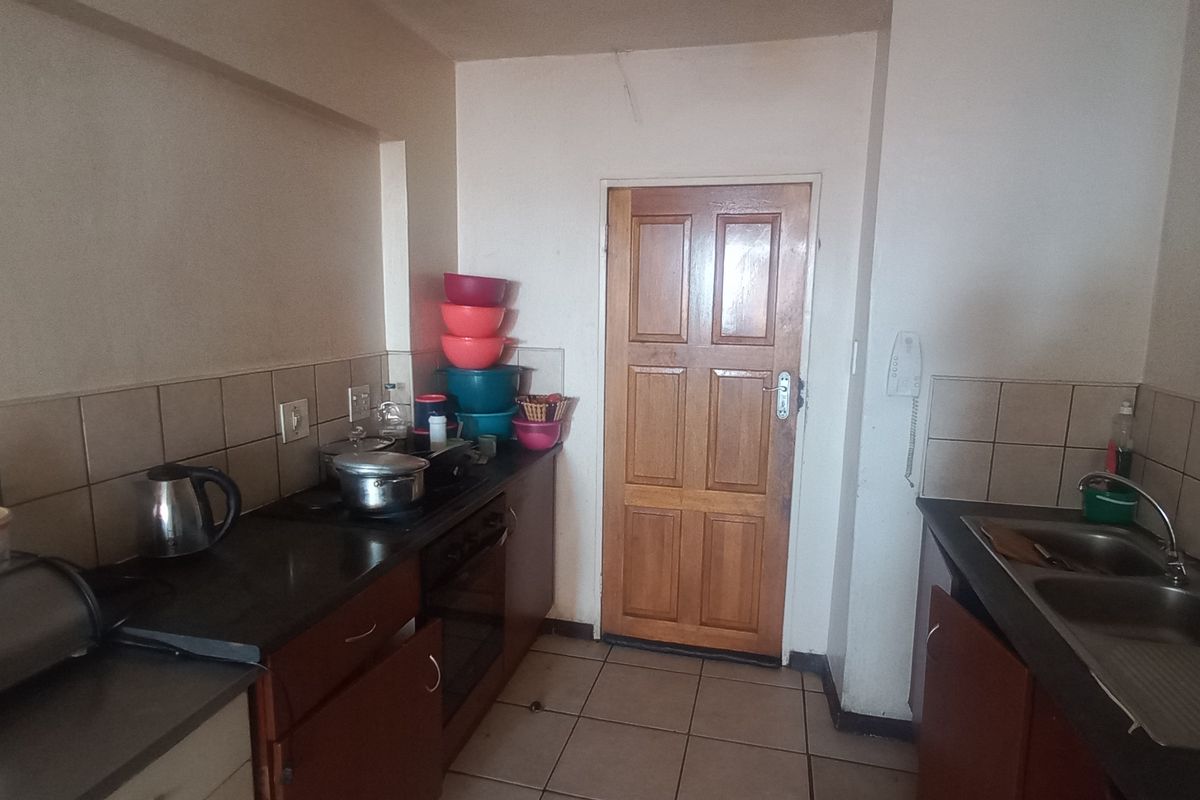 Two-bedroom flat for sale in Sunnyside - Photo 3