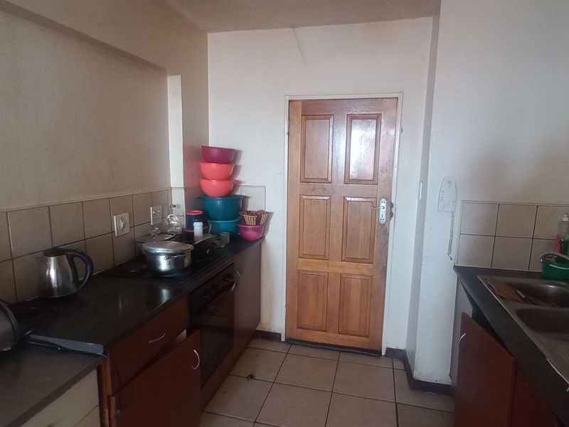 Two-bedroom flat for sale in Sunnyside - Photo 3