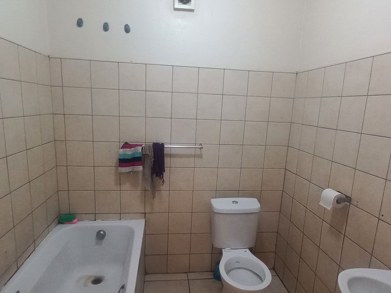 Two-bedroom flat for sale in Sunnyside - Photo 9
