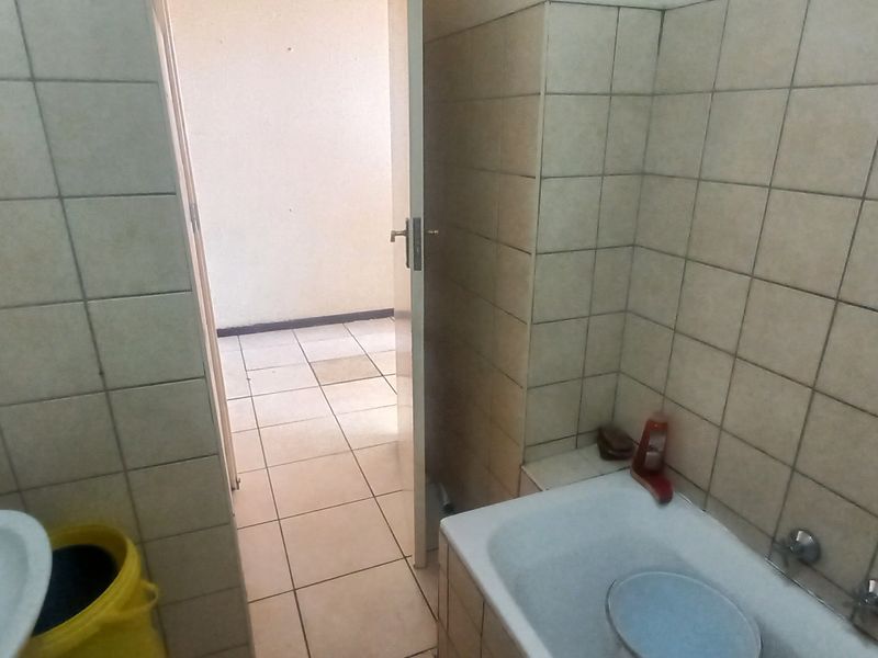 Two-bedroom flat for sale in Sunnyside - Photo 10
