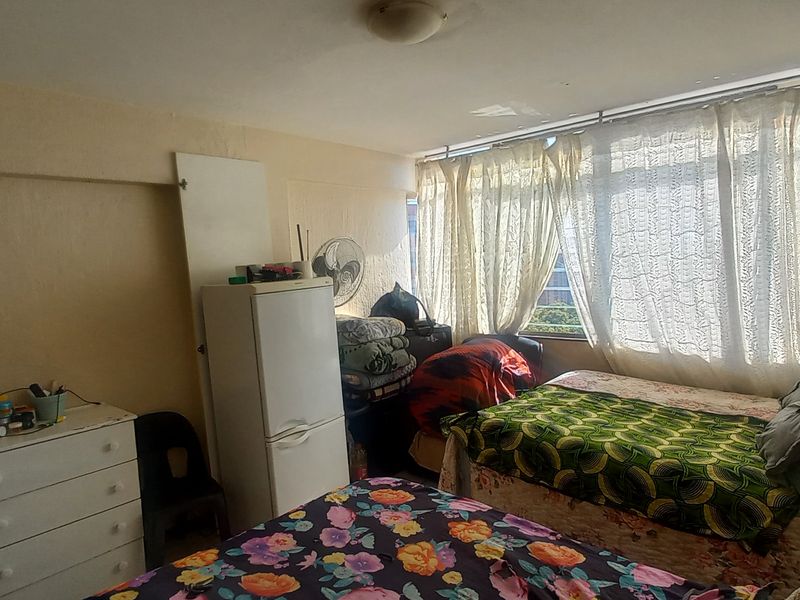 Two-bedroom flat for sale in Sunnyside - Photo 7