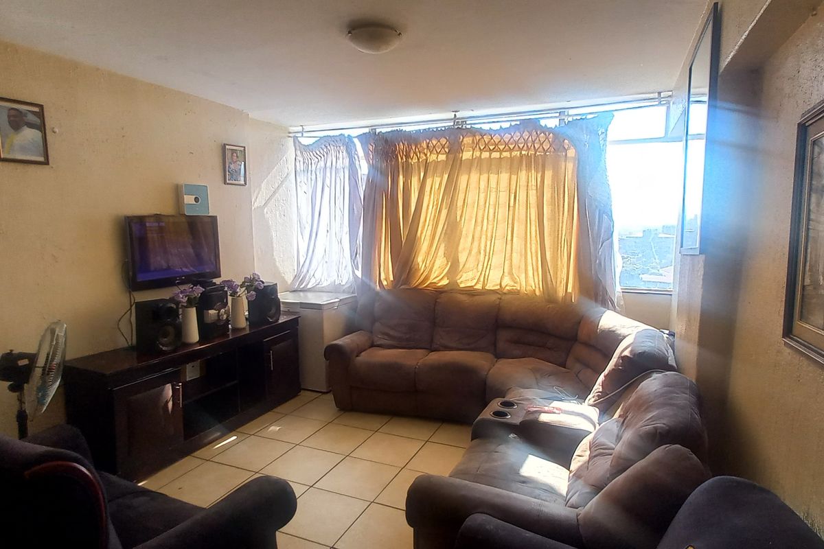 Two-bedroom flat for sale in Sunnyside - Photo 4
