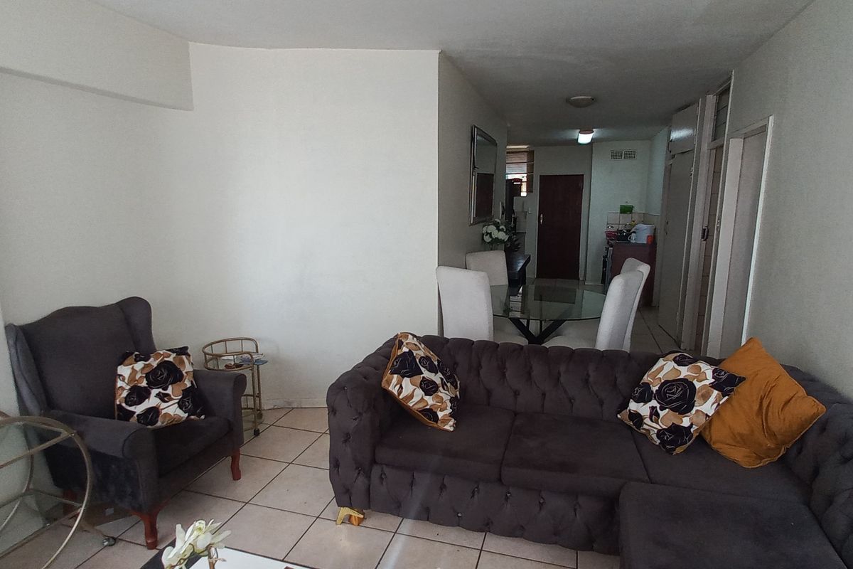 Two-bedroom flat for sale in Sunnyside - Photo 5