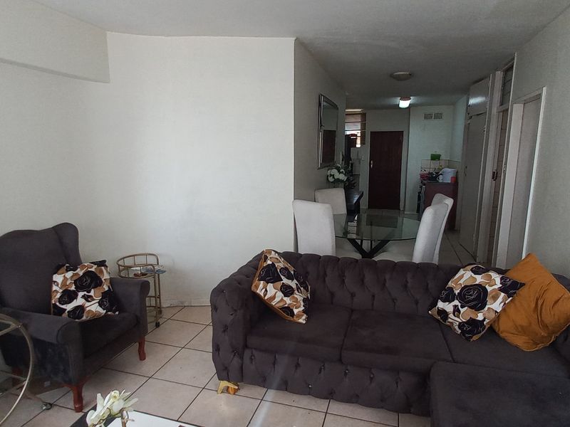 Two-bedroom flat for sale in Sunnyside - Photo 5