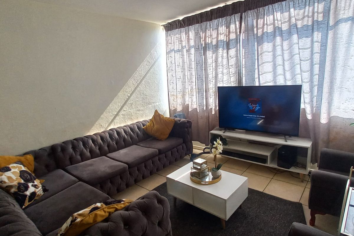 Two-bedroom flat for sale in Sunnyside - Photo 3