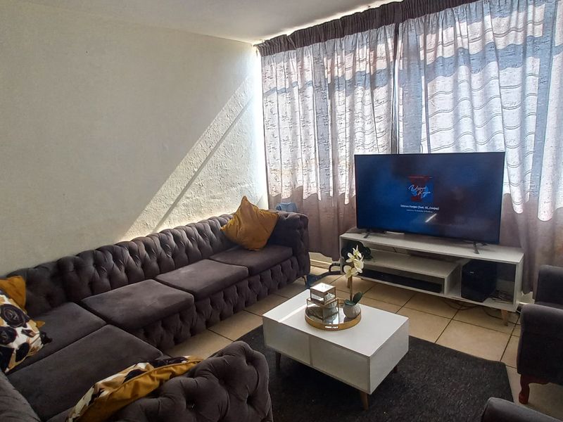 Two-bedroom flat for sale in Sunnyside - Photo 3