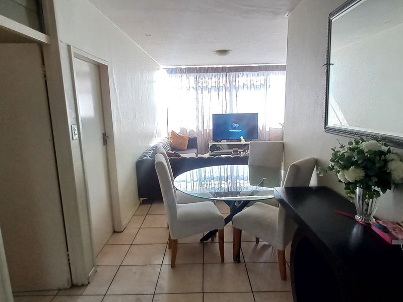 Two-bedroom flat for sale in Sunnyside - Photo 7